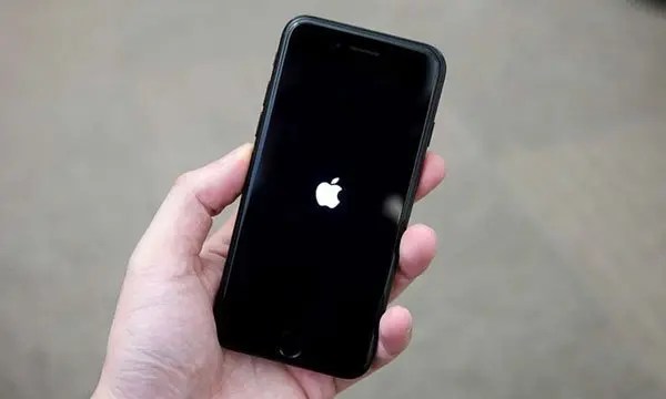 iPhone XS Stuck On Apple logo? Fix Now!