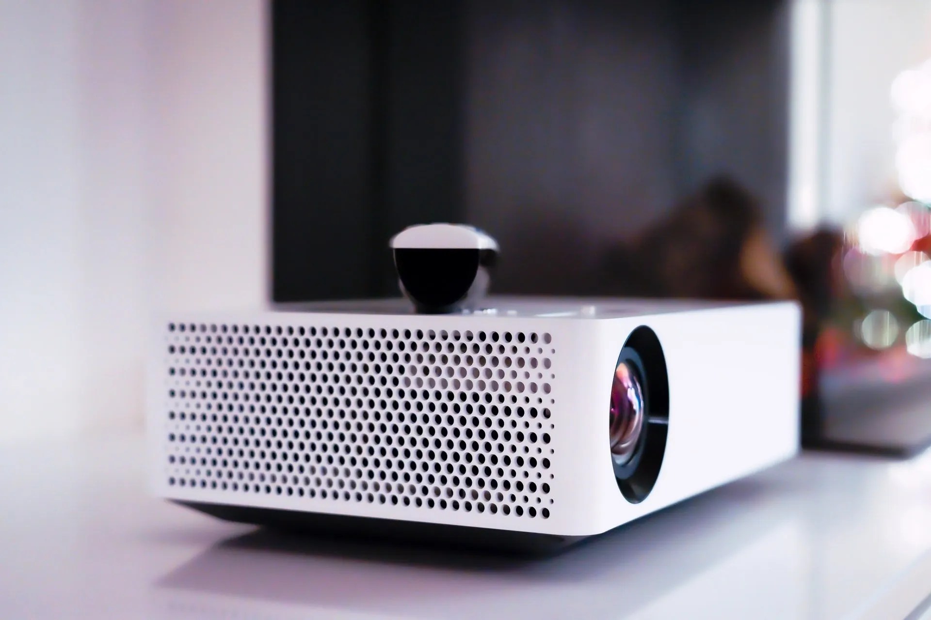 How to Easily Connect a Projector to  Speakers