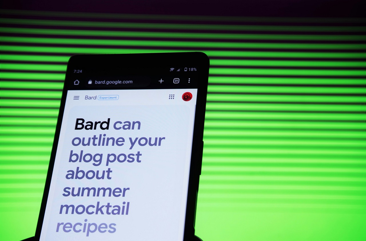 A smartphone with the words ‘Bard can outline your blog post about summer cocktail recipes’